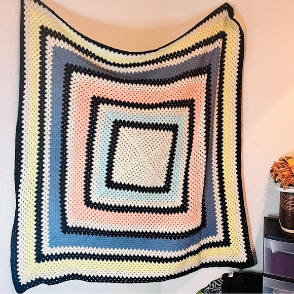 VTG 70’s AFGHAN CROCHET FRINGE THROW BLANKET HANDMADE PASTEL BLUE PINK YELLOW - Picture 5 of 9